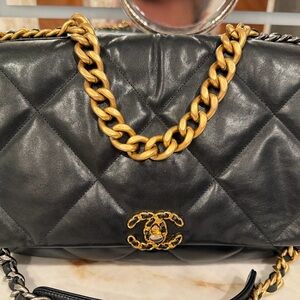 CHANEL Black Quilted Leather Shoulder Bag with Gold Chain